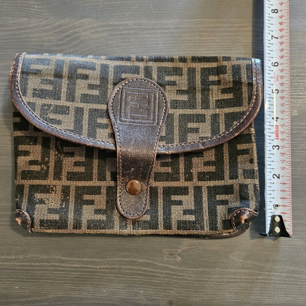🫟 FENDI - Black/Tan Canvas Clutch with Iconic 'FF' Pattern - Picture 9 of 10